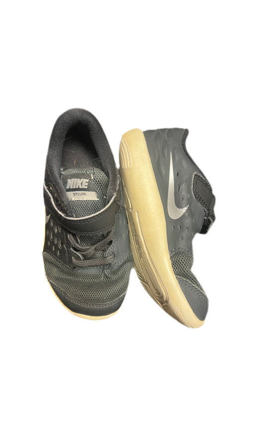 Nike sneakers 7c